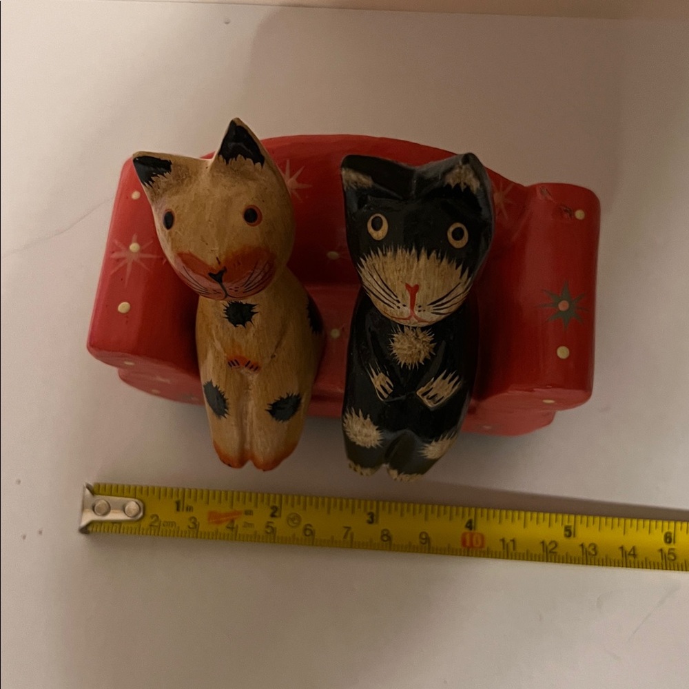 Handcrafted Cat Figurines on Red Sofa. Albesia Wood, crafted in Bali - Picture 7 of 8